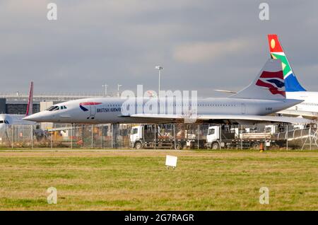 British Airways Aérospatiale/BAC Concorde G-BOAB parkte in einem Lagerbereich am Flughafen London Heathrow, Großbritannien. Im Jahr 2000 in den Ruhestand gegangen Stockfoto