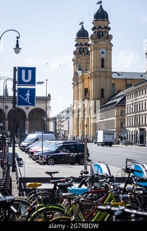 MÜNCHEN, DEUTSCHLAND - 12. Jun 2021: Die Theatinerkirche in München mit Fahrrädern im Vordergrund Stockfoto