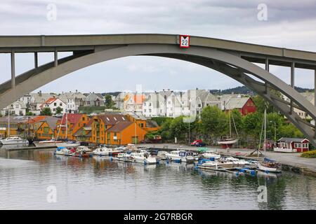 Risoy Brücke über den Fluss im Zentrum der Stadt. Umgeben von traditionellen Gebäuden, Haugesund, Norwegen. Stockfoto