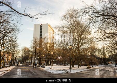 Tallinn, Estland. Das Sokos Viru Hotell, ein historisches Hotel, wurde 1972 eröffnet. Während der Sowjetzeit war im 23. Stock des Hotels ein Funkzentrum des KGB untergebracht Stockfoto