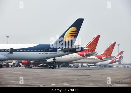 Geparkte Flugzeugschwänze, Flughafen Mumbai, Sahar International Airport, Chhatrapati Shivaji International Airport, CSIA, Bombay, Mumbai, Maharashtra, Indien, Asien Stockfoto