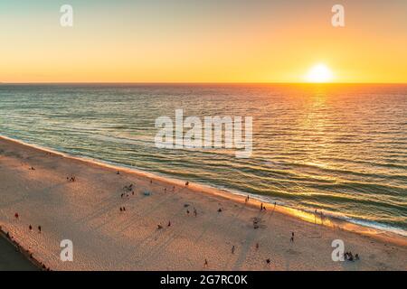 Glenelg Strand mit Menschen bei Sonnenuntergang von oben gesehen Stockfoto