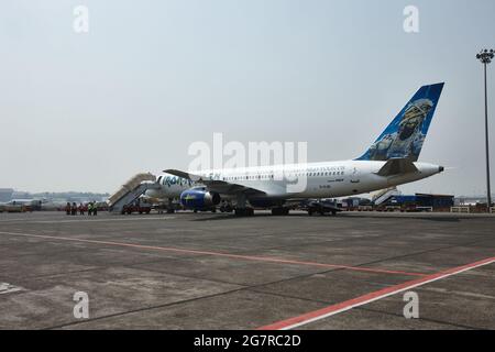 Iron Maiden, Ed Force One, Boeing 757-23A G-OJIB, Somewhere Back, World Tour, Flughafen Mumbai, Sahar International Airport, Chhatrapati Shivaji International Airport, CSIA, Bombay, Mumbai, Maharashtra, Indien, Asien Stockfoto