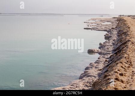 Der Salzsee des Toten Meeres grenzt im Osten an Jordanien und im Westen an Israel und das Westjordanland Stockfoto