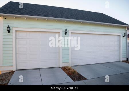 Drei-Auto-Garage außen mit mintgrünen Vinyl Wand Abstellgleis Stockfoto