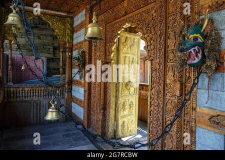 Blick auf den Hindu-Tempel von Narayan Nagini im Dorf Kalpa in Himachal Pradesh, Indien. Stockfoto