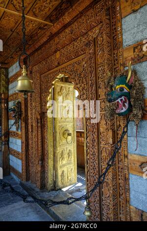 Blick auf den Hindu-Tempel von Narayan Nagini im Dorf Kalpa in Himachal Pradesh, Indien. Stockfoto