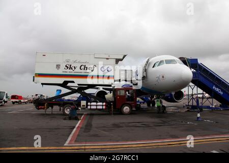Indigo-Flugzeug geparkt, Sky Chef, Flughafen Mumbai, Sahar International Airport, Chhatrapati Shivaji International Airport, CSIA, Bombay, Mumbai, Maharashtra, Indien, Asien Stockfoto