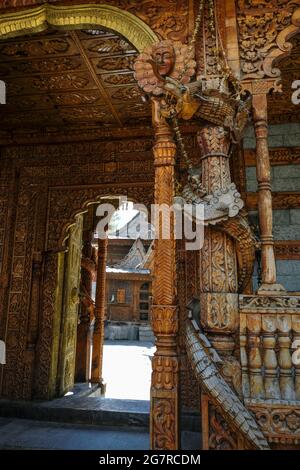 Blick auf den Hindu-Tempel von Narayan Nagini im Dorf Kalpa in Himachal Pradesh, Indien. Stockfoto