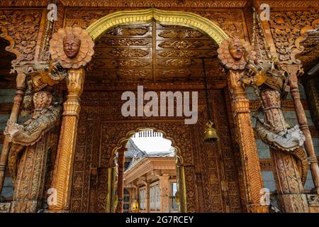 Blick auf den Hindu-Tempel von Narayan Nagini im Dorf Kalpa in Himachal Pradesh, Indien. Stockfoto