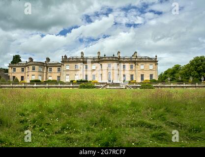 Rasen absichtlich entmähen, um die Vielfalt der Pflanzenwelt für Bestäuber zu fördern. Manderston House in den Scottish Borders. Stockfoto