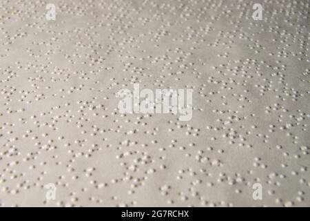 Braille-Alphabet auf weißem Papier gedruckt. Seiten für Blind. Hilfsbuch für Sehbehinderte. Stockfoto