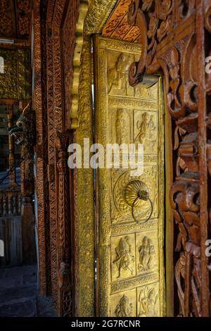 Blick auf den Hindu-Tempel von Narayan Nagini im Dorf Kalpa in Himachal Pradesh, Indien. Stockfoto