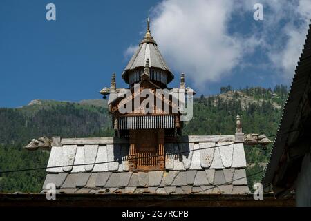 Blick auf den Hindu-Tempel von Narayan Nagini im Dorf Kalpa in Himachal Pradesh, Indien. Stockfoto