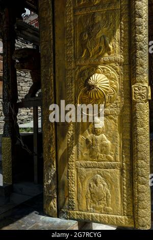 Blick auf den Hindu-Tempel von Narayan Nagini im Dorf Kalpa in Himachal Pradesh, Indien. Stockfoto