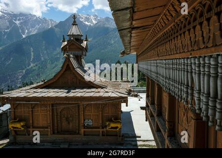 Blick auf den Hindu-Tempel von Narayan Nagini im Dorf Kalpa in Himachal Pradesh, Indien. Stockfoto