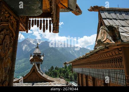 Blick auf den Hindu-Tempel von Narayan Nagini im Dorf Kalpa in Himachal Pradesh, Indien. Stockfoto