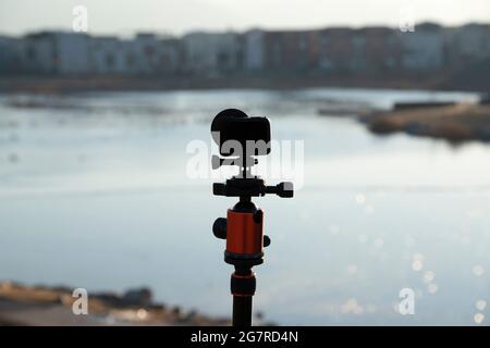 Selektiver Fokus einer silbernen 4K-Kamera auf einem Stativ Stockfoto