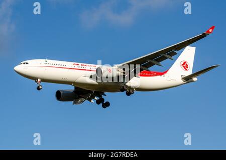 Air Algerie ist die nationale Fluggesellschaft Algeriens. Dieser Airbus A330 landet am Flughafen London Heathrow in Großbritannien. Airliner Jet-Flugzeug 7T-VJV auf dem Anflug Stockfoto