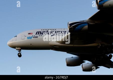 Malaysia Airlines Airbus A380-Flugzeug 9M-MNF landet in der Abenddämmerung auf dem Flughafen London Heathrow, speziell gekennzeichnet mit 100. A380. Meilenstein Stockfoto