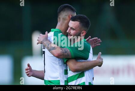 Die New Saints'€™ Leo Smith (rechts) feiert das zweite Tor ihrer Mannschaft mit einem Teamkollegen während der ersten Qualifikationsrunde der UEFA Europa Conference League, dem zweiten Beinspiel in Park Hall, Oswestry. Bilddatum: Donnerstag, 15. Juli 2021. Stockfoto