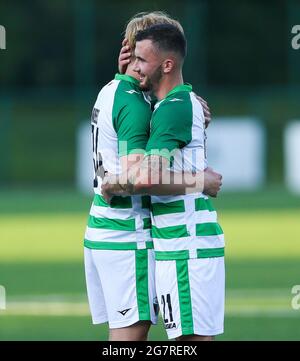 Die New Saints'€™ Leo Smith (rechts) feiert das zweite Tor ihrer Mannschaft mit einem Teamkollegen während der ersten Qualifikationsrunde der UEFA Europa Conference League, dem zweiten Beinspiel in Park Hall, Oswestry. Bilddatum: Donnerstag, 15. Juli 2021. Stockfoto