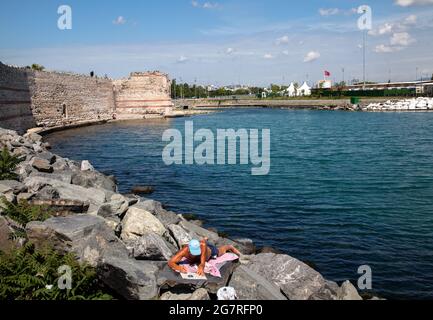 Istanbul, Türkei - 01-04-2017 : Seeseite der Istanbuler Stadtmauer im Stadtteil Samatya Stockfoto