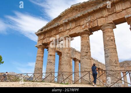 Antiker dorischer griechischer Tempel von Segesta, Landschaft bei Segesta, Provinz Trapani, Sizilien, Italien Stockfoto