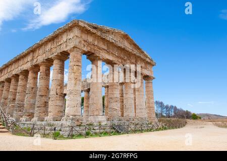 Antiker dorischer griechischer Tempel von Segesta, Landschaft bei Segesta, Provinz Trapani, Sizilien, Italien Stockfoto