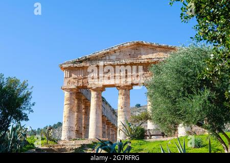 Antiker dorischer griechischer Tempel von Segesta, Landschaft bei Segesta, Provinz Trapani, Sizilien, Italien Stockfoto