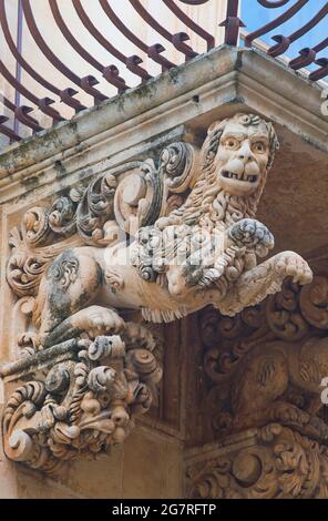 Noto - barocke Details der Balkon im Palazzo Villadorata (Palazzo Nicolaci), UNESCO Noto, Sizilien, Italien Stockfoto