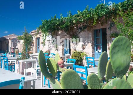 Colouful Tische und Stühle auf der Piazza Regina Margherita im Fischerdorf Marzamemi, Sizilien Stockfoto