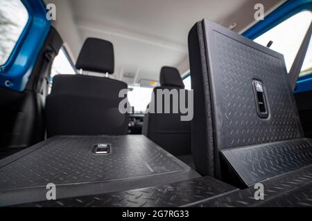 Gefaltete Rücksitze im Fahrzeug, Rückansicht aus nächster Nähe Stockfoto