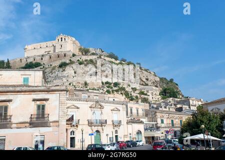 Panoramablick auf das Rosenkranzkloster (Chiesa Convento del Rosario) in Scicli, Provinz Ragusa, Italien. Stockfoto