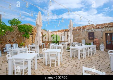 Colouful Tische und Stühle auf der Piazza Regina Margherita im Fischerdorf Marzamemi, Sizilien Stockfoto