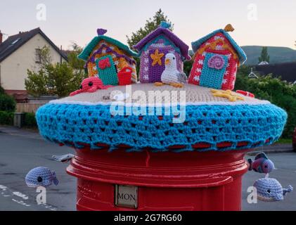 Gestrickter Briefkastenaufschlag in Watling Street South, Church Stretton, Shropshire Stockfoto