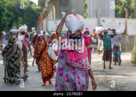 Menschen mit niedrigem Einkommen erhalten während der landesweiten Sperre zur Eindämmung der Ausbreitung des Coronavirus von der Bangladesh Army Nahrungsmittelnotfälle (COVID-19) Stockfoto