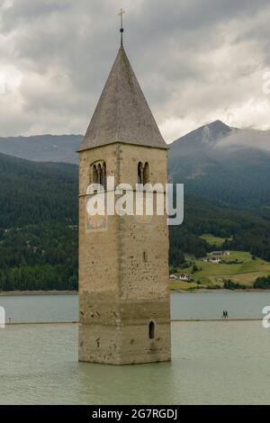 Glockenturm tauchte im Wasser des Staudamms bei Reschen auf Südtirol in Italien ein Stockfoto