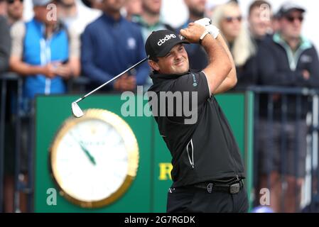 Der US-Amerikaner Patrick Reed schlägt am zweiten Tag der Open im Royal St. George's Golf Club in Sandwich, Kent, das dritte Grün ab. Bilddatum: Freitag, 16. Juli 2021. Stockfoto