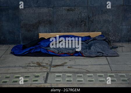 London (UK), 14. Juli 2021: Ein unbesetzter Schlafsack wartet während der Krise auf dem Strand im Zentrum von London auf der Straße. Stockfoto