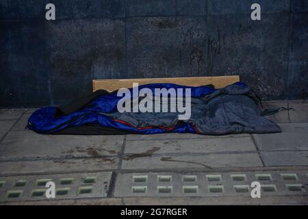 London (UK), 14. Juli 2021: Ein unbesetzter Schlafsack wartet während der Krise auf dem Strand im Zentrum von London auf der Straße. Stockfoto