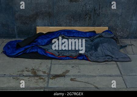 London (UK), 14. Juli 2021: Ein unbesetzter Schlafsack wartet während der Krise auf dem Strand im Zentrum von London auf der Straße. Stockfoto