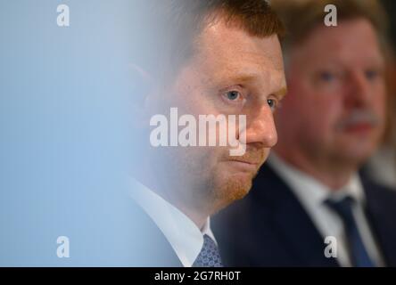 Dresden, Deutschland. Juli 2021. Der sächsische Ministerpräsident Michael Kretschmer (CDU) spricht im Penck Hotel über die Hochwassersituation in Deutschland und die Unterstützung aus Sachsen. Quelle: Robert Michael/dpa-Zentralbild/dpa/Alamy Live News Stockfoto