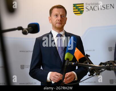 Dresden, Deutschland. Juli 2021. Der sächsische Ministerpräsident Michael Kretschmer (CDU) spricht im Penck Hotel über die Hochwassersituation in Deutschland und die Unterstützung aus Sachsen. Quelle: Robert Michael/dpa-Zentralbild/dpa/Alamy Live News Stockfoto