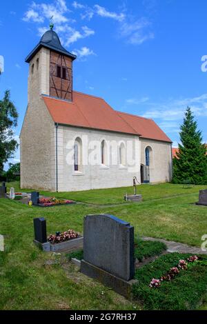 Nutha, Deutschland. 15 2021. Juli: Die Dorfkirche des Ortes. In der Kirche bei Zerbst wird am Sonntag, den 18. Juli 2021, nach umfangreichen Renovierungsarbeiten wieder ein Gottesdienst gefeiert. Es wurde erstmals im Jahr 1378 erwähnt, die Rekonstruktion, bei der der Turm seine barocke Kuppel erhielt, fand ab 1707 statt. Die Kirche hat eine Bronzeglocke aus dem Jahr 1887. Quelle: dpa picture Alliance/Alamy Live News Stockfoto