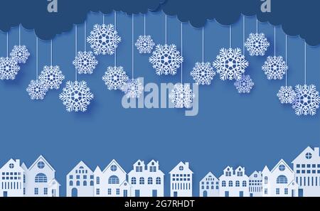 Schneeflocken an Seilen, die in Papierform über den Häusern hängen. Wolken in blauem Nachthimmel und Stadtgebäuden. Vector Papercut Winterkonzept. Frohe Stock Vektor