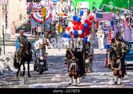 Glasgow, Schottland, Großbritannien. 15. Juli 2021. IM BILD: Harrisons Ford und Boyd Holbrook Stunt-Doubles. Tag 2 der Dreharbeiten von Hollywood-Blockbuster-Film von Indiana Jones 5. Heutige Szenen sagen, dass eine Ticker-Tape-Parade mit marschierenden Bands, winkenden Massen, Presse und den zurückkehrenden Astronauten in einer amerikanischen New Yorker Szene von 1959 stattfindet. Die Straßen sind mit Sternen und Streifen geschmückt, Flaggen und Ammer, und das Harrison Ford Double wurde auf dem Pferd durch die Straßen von Glasgow reiten gesehen. Quelle: Colin Fisher Stockfoto