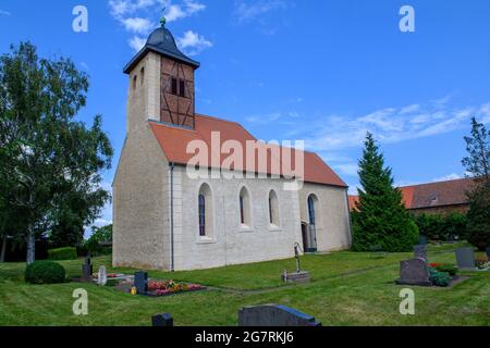 Nutha, Deutschland. 15 2021. Juli: Die Dorfkirche des Ortes. In der Kirche bei Zerbst wird am Sonntag, den 18. Juli 2021, nach umfangreichen Renovierungsarbeiten wieder ein Gottesdienst gefeiert. Es wurde erstmals im Jahr 1378 erwähnt, die Rekonstruktion, bei der der Turm seine barocke Kuppel erhielt, fand ab 1707 statt. Die Kirche hat eine Bronzeglocke aus dem Jahr 1887. Quelle: dpa picture Alliance/Alamy Live News Stockfoto