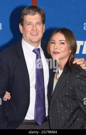 West Hollywood, Kalifornien, USA. Juli 2021. Bill Lawrence und Christa Miller nehmen am 15. Juli 2021 an Apples Premiere-Event der zweiten Staffel von „Ted Lasso“ auf dem Dach des Pacific Design Center in West Hollywood, Kalifornien, USA, Teil. Kredit: Barry King/Alamy Live Nachrichten Stockfoto