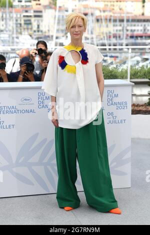 Cannes, Frankreich. Juli 2021. Tilda Swinton bei der Fotowand für Memoria, die im Palais des Festivals stattfand. Teil der 74. Filmfestspiele von Cannes. Quelle: Doug Peters/Alamy Live News Stockfoto